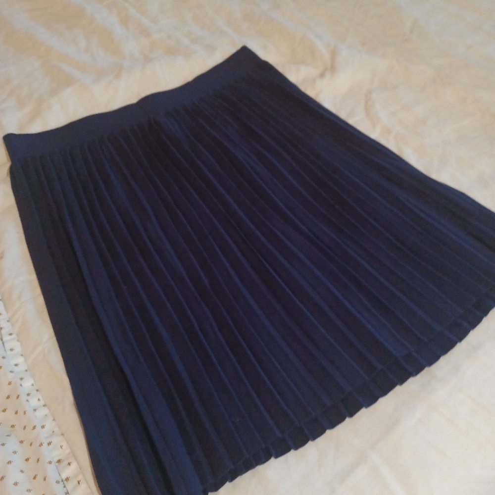 NWT Banana Republic size L Navy knit skirt